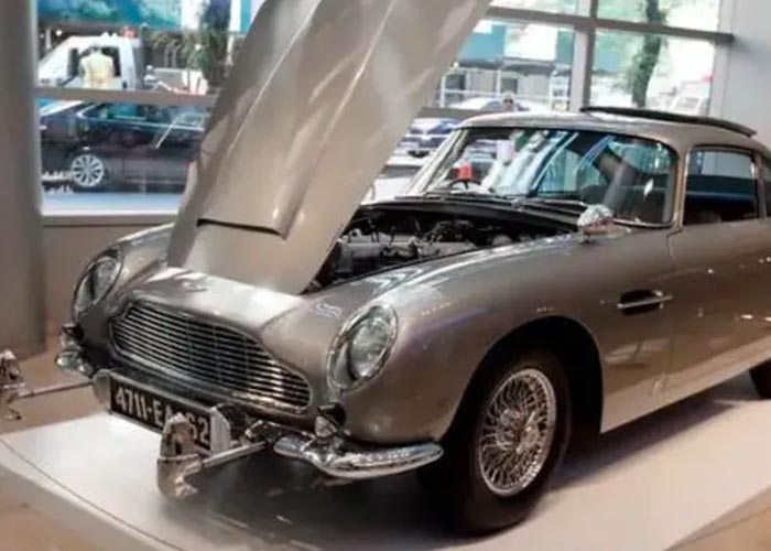 Subastan coche utilizado en película de James Bond