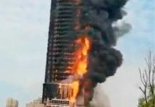 Voraz incendio devora un rascacielos en China sin dejar víctimas