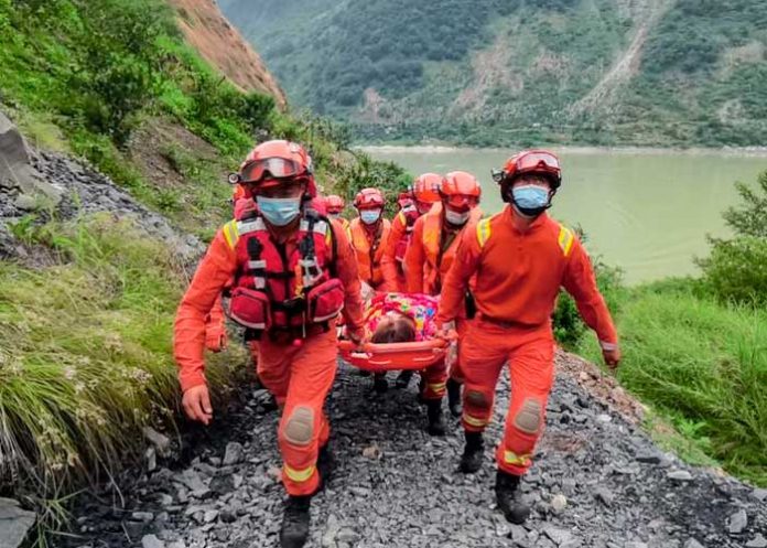 Al menos 65 personas muertas tras fuerte terremoto en Sichuan, China