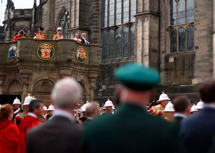 El féretro de Isabel II llega a Edimburgo desde Balmoral