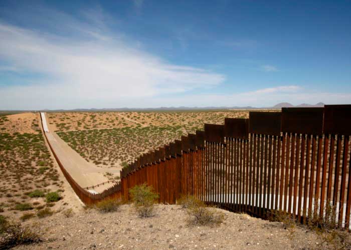 Desalmados "coyotes" abandonan a niño en el desierto entre EE.UU. y México