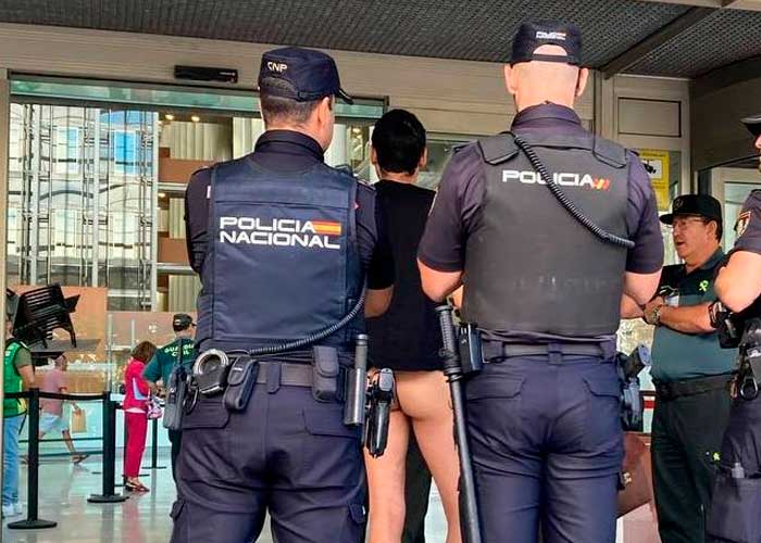 ¡OMG! Joven llegó "cañambuco" a un juicio por exhibicionismo en España