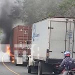 Un furgón tomó fuego en media carretera de Estelí