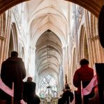 Iglesia católica de Francia indemnizará a 45 víctimas de pederastia