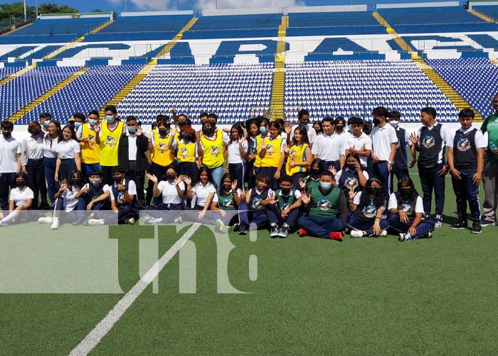 Recorrido por el Estadio Nacional de Fútbol, con estudiantes del Colegio Experimental México