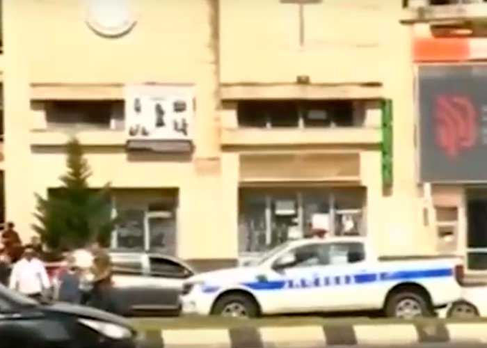 A punto de pistola hombre secuestra a 12 personas en un banco en Georgia