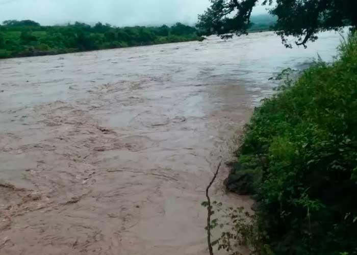 Varios municipios al norte de Honduras bajo alerta roja por crecida de ríos