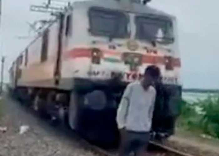 (Brutal video) Vivo de milagro tras ser atropellado por tren en la India