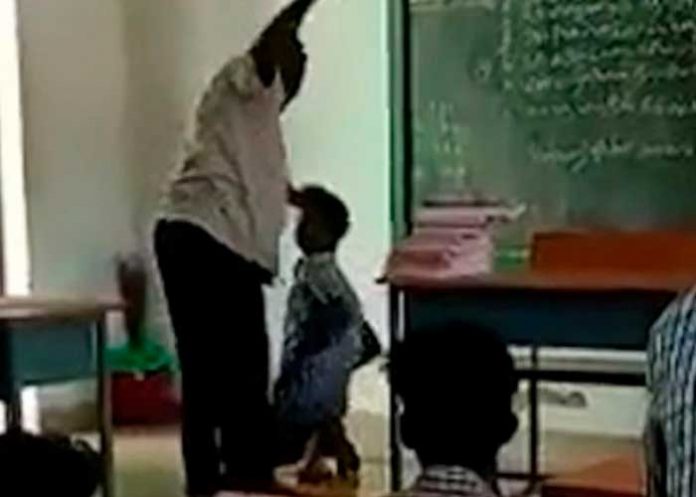 En plena clase profesor mató a alumno por un error ortográfico en la India