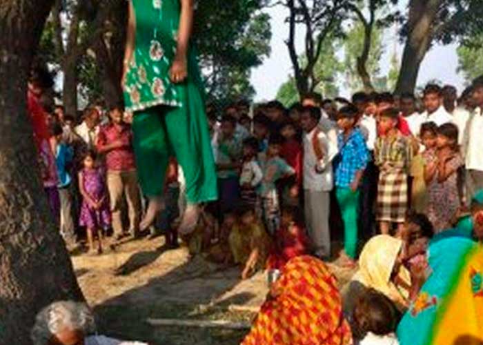 ¡Aberrante! Violan, matan y cuelgan de un árbol a dos hermanas en la India