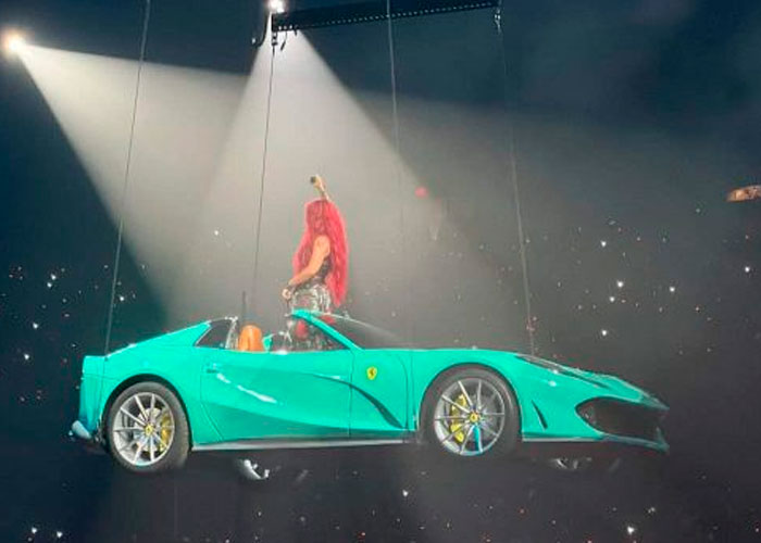 Karol G en un Ferrari desde el cielo en su gira ‘Strip Love Tour’