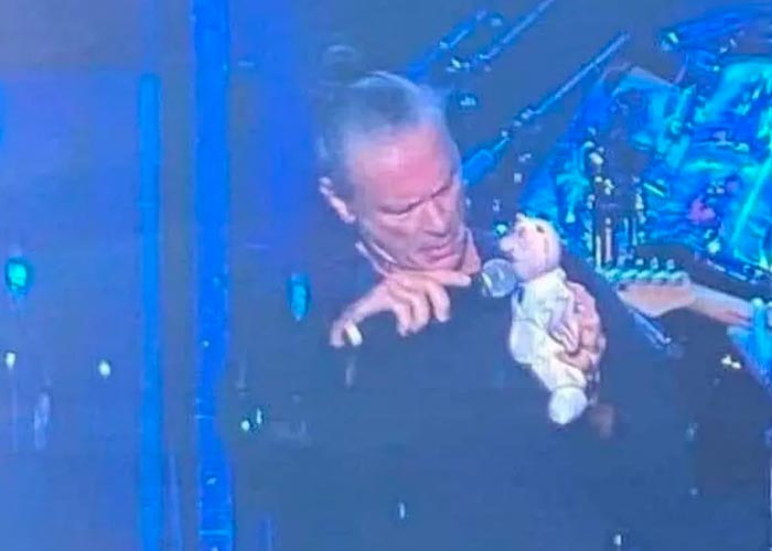 Reciben a Iron Maiden con peluches del Dr. Simi 