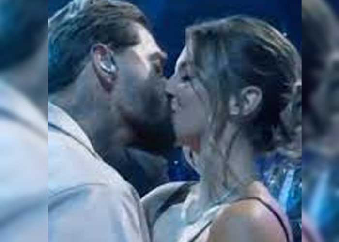 En Latin Billboard Maluma besa a su novia