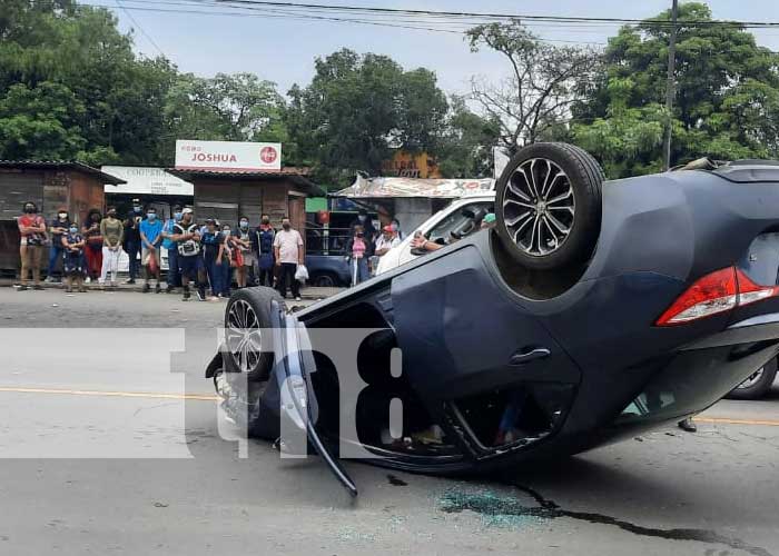 Imprudencia al volante provoca vuelco en Managua 