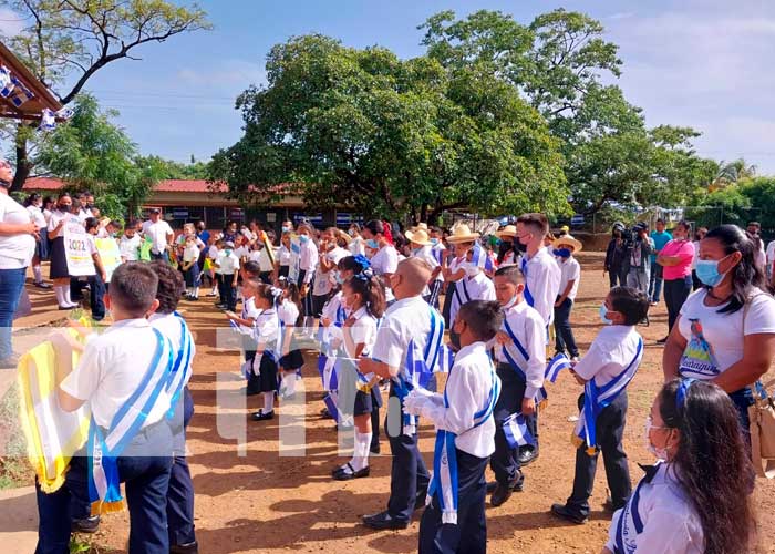 Colegios del Distrito III y IV de Managua desfilan en saludo a las fiestas patrias
