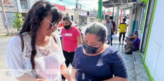 Orientan a hombres y mujeres sobre la cartilla para prevención de femicidios en el Mercado Oriental