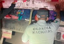 Abandonan en condiciones deplorables a 121 migrantes en Nuevo León, México