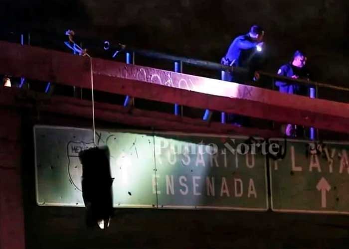 Espeluznante hallazgo del cuerpo de una mujer con narcomensaje en México