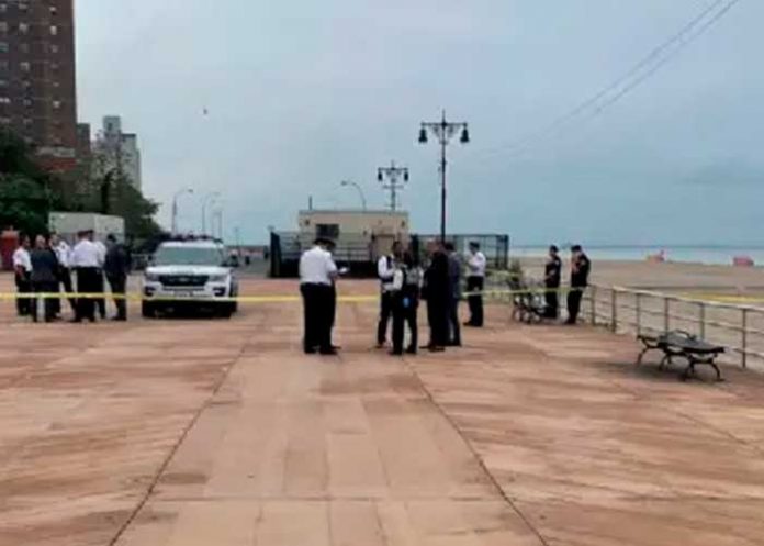 ¡Terror en Nueva York! Hallan cadáveres de tres niños a la orilla de una playa