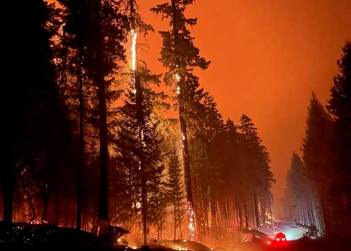Espeso humo de incendio forestal "se traga" a Oregon, Estados Unidos