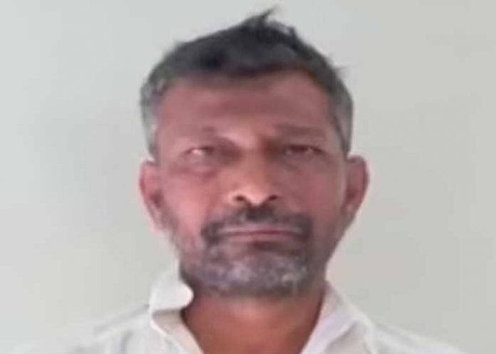 Desquiciado padre quemó vivo a su hijo en Pakistán por no hacer la tarea