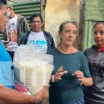 Entrega de paquetes alimenticios a madres de héroes y mártires