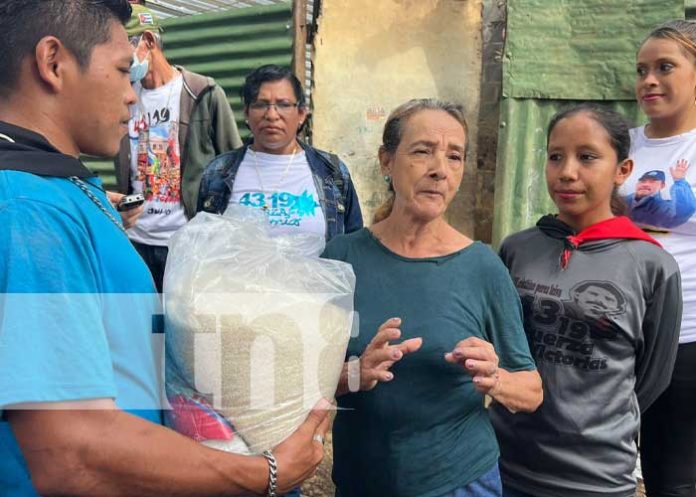 Entrega de paquetes alimenticios a madres de héroes y mártires