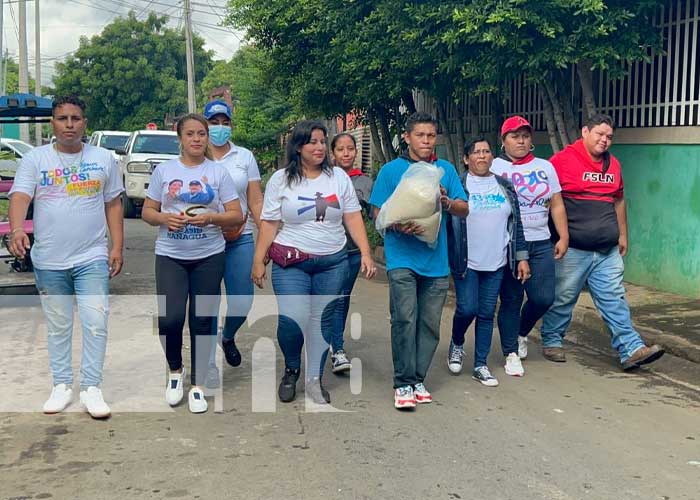 Entrega de paquetes alimenticios en Managua a madres de héroes y mártires