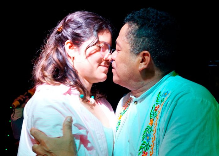Roberto Barberena, conocido como el Payaso Pipo, y su futura esposa Lisbeth Fonseca