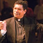 Acusan de abuso sexual al obispo ganador del Nobel de la Paz