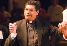 Acusan de abuso sexual al obispo ganador del Nobel de la Paz