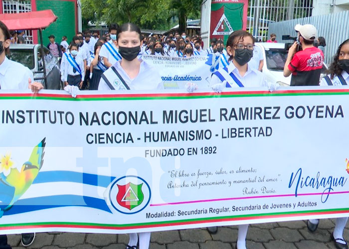 Estudiantes del Distrito II de Managua desfilan en saludo al mes patrio