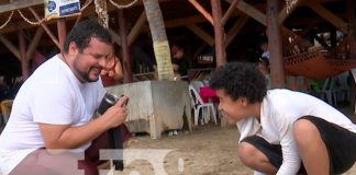 Familias de Nicaragua despiden vacaciones patrias en las aguas de Pochomil