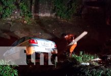 Taxi va a parar a un cauce de Managua por descuido de conductor