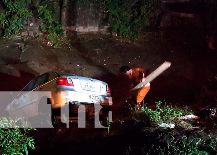 Taxi va a parar a un cauce de Managua por descuido de conductor