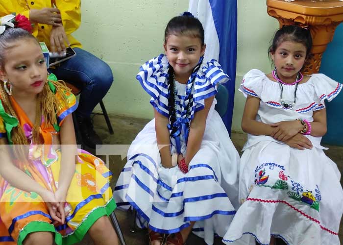 Trajes folclóricos en colegio Chiquilistagua, Managua