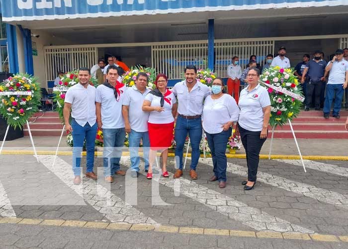 UNI-RUPAP deposita ofrenda floral en monumento Cmdt. Pedro Aráuz Palacios 