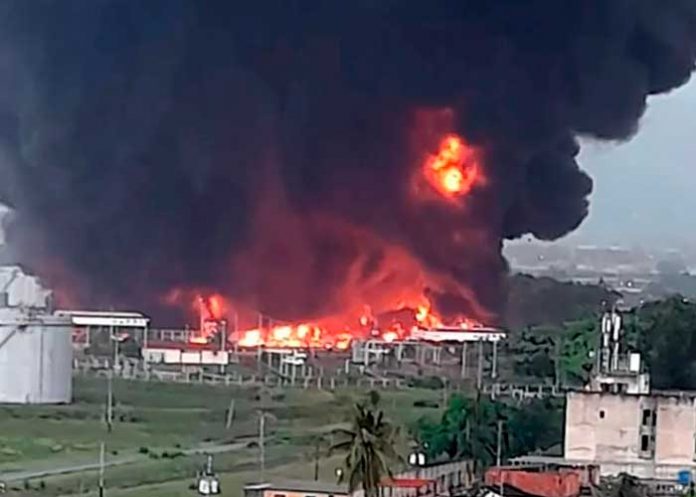 Caída de rayo provoca incendio en refinería de Pdvsa en Venezuela