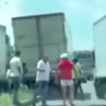 Pelea de choferes termina con uno aplastado bajo las llantas de camión (video)