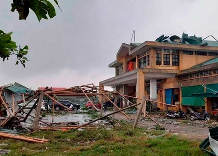 Tifón Noru toca tierra dejando a miles de personas en albergue en Vietnam