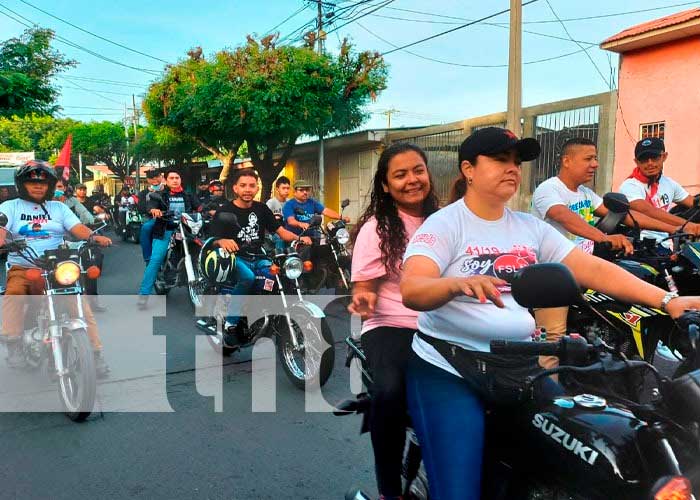 Con una alegre diana familias de Managua saludan el mes patrio