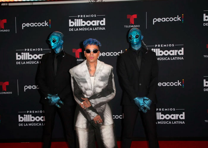 Rauw Alejandro regala su Billboard a una fan