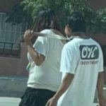 "Así andan varios": Mujer pasea a su novio con una faja en el cuello