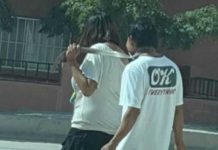 "Así andan varios": Mujer pasea a su novio con una faja en el cuello