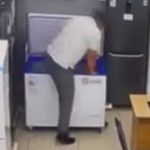 Ladrón termina atrapado en una freezer tras intentar robar