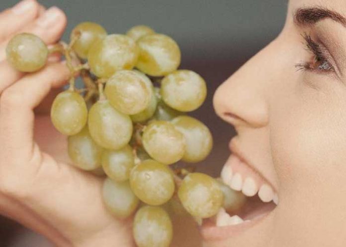 Restaurante ofrece vacantes de trabajo para dar de comer uvas