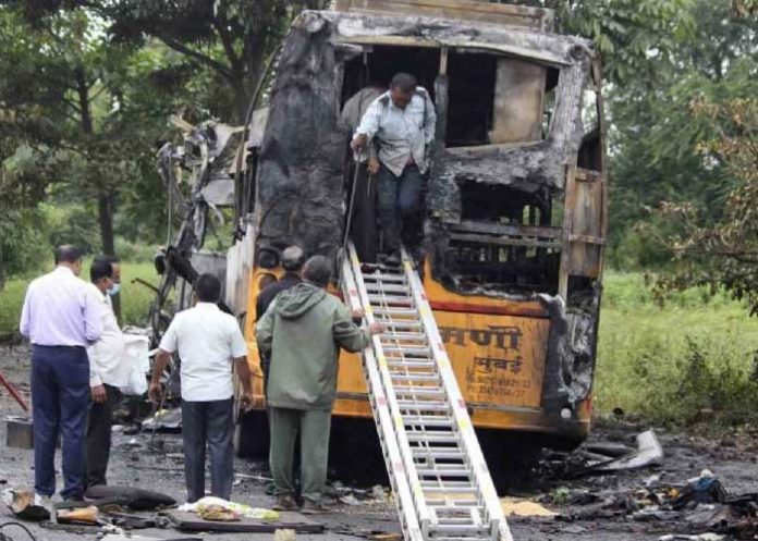 En la India, bus toma fuego y deja 12 personas muertas