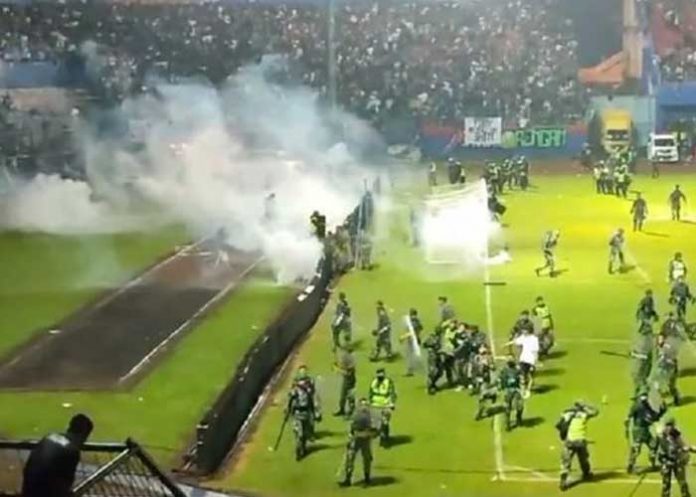 Masacre por un partido de fútbol deja más de 127 muertos en Indonesia