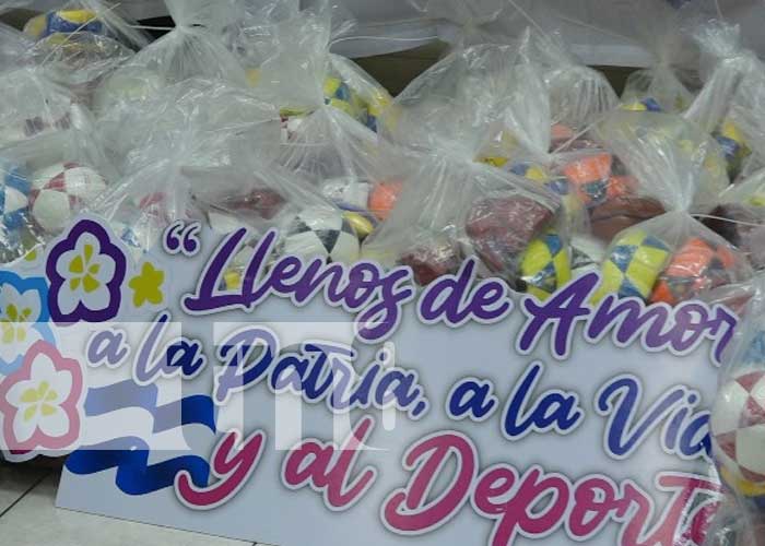 Entrega de material deportivos a equipos destacados en los juegos nacionales en Nicaragua