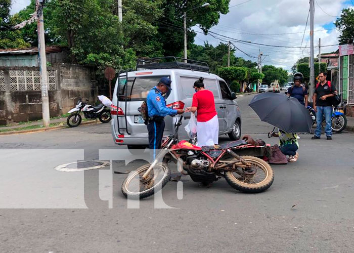 Colisión entre motociclista y un microbús deja un lesionado en Managua